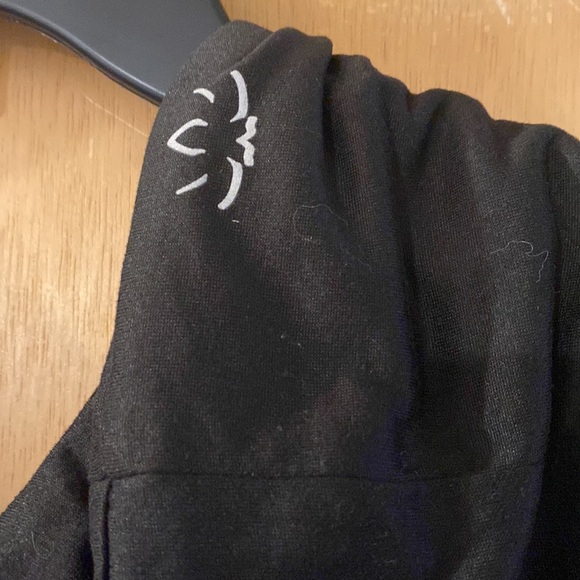 Beyond Yoga Fabfitfun Pocket Infinity Scarf Black - Picture 3 of 7